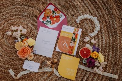 Bougeoirs en laiton et en métal argenté alignés sur des étagères en bois dans un espace de rangement.