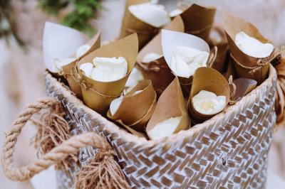 Bougeoirs en laiton et en métal argenté alignés sur des étagères en bois dans un espace de rangement.