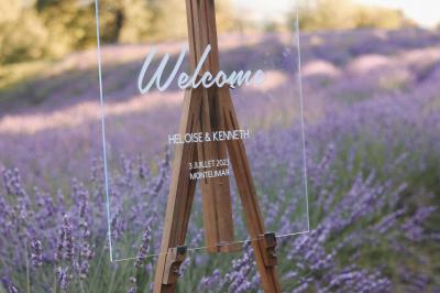 Bougeoirs en laiton et en métal argenté alignés sur des étagères en bois dans un espace de rangement.