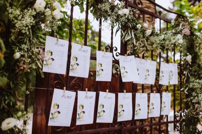 Bougeoirs en laiton et en métal argenté alignés sur des étagères en bois dans un espace de rangement.