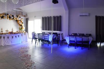 Panneau d'information indiquant les services et emplacements de parking du bâtiment Épinette, situé dans un cadre rural.