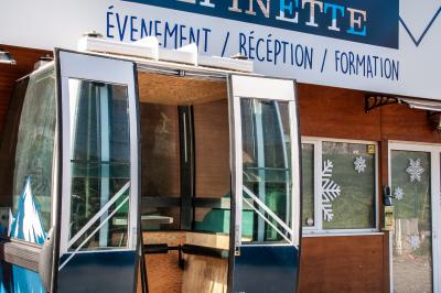 Panneau d'information indiquant les services et emplacements de parking du bâtiment Épinette, situé dans un cadre rural.