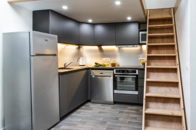 Panneau d'information indiquant les services et emplacements de parking du bâtiment Épinette, situé dans un cadre rural.