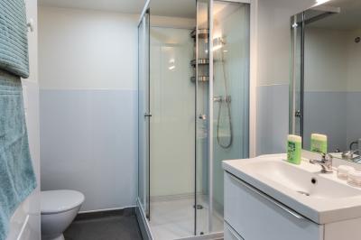 Panneau d'information indiquant les services et emplacements de parking du bâtiment Épinette, situé dans un cadre rural.