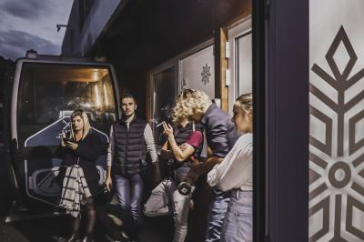 Panneau d'information indiquant les services et emplacements de parking du bâtiment Épinette, situé dans un cadre rural.