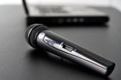 Table avec cafetières, tasses bleues empilées et panier de viennoiseries, dans un espace de pause.