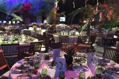 Buffet dressé dans une grande salle avec structure métallique, proposant boissons, viennoiseries et plats variés.