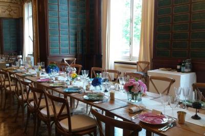 Buffet dressé dans une grande salle avec structure métallique, proposant boissons, viennoiseries et plats variés.