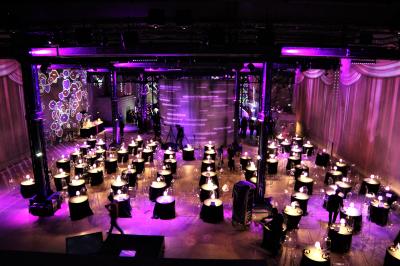 Buffet dressé dans une grande salle avec structure métallique, proposant boissons, viennoiseries et plats variés.