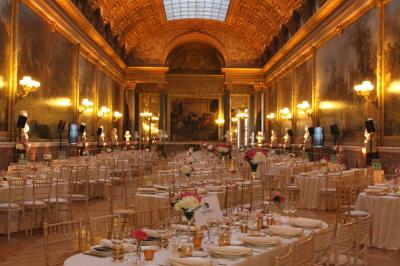 Buffet dressé dans une grande salle avec structure métallique, proposant boissons, viennoiseries et plats variés.