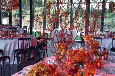 Buffet dressé dans une grande salle avec structure métallique, proposant boissons, viennoiseries et plats variés.