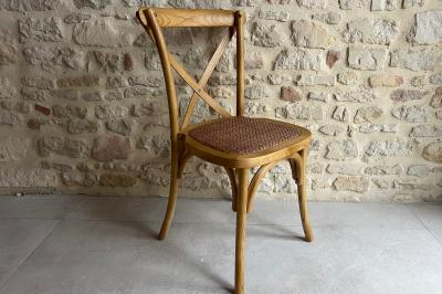 Chambre lumineuse sous les combles avec quatre lits simples, poutres apparentes et fenêtre de toit.