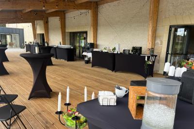 Chambre lumineuse sous les combles avec quatre lits simples, poutres apparentes et fenêtre de toit.