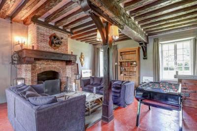 Chambre lumineuse avec un grand lit, des lampes de chevet, un bureau, une télévision et une grande fenêtre donnant sur l…