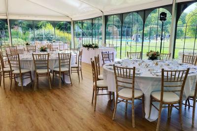 Chambre lumineuse avec un grand lit, des lampes de chevet, un bureau, une télévision et une grande fenêtre donnant sur l…