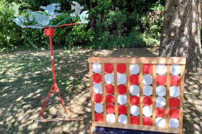 Structure gonflable jungle avec animaux et toboggan, entourée de feuilles, avec détails de location et caractéristiques.