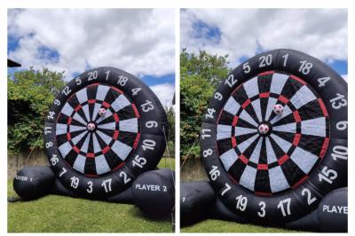 Structure gonflable jungle avec animaux et toboggan, entourée de feuilles, avec détails de location et caractéristiques.