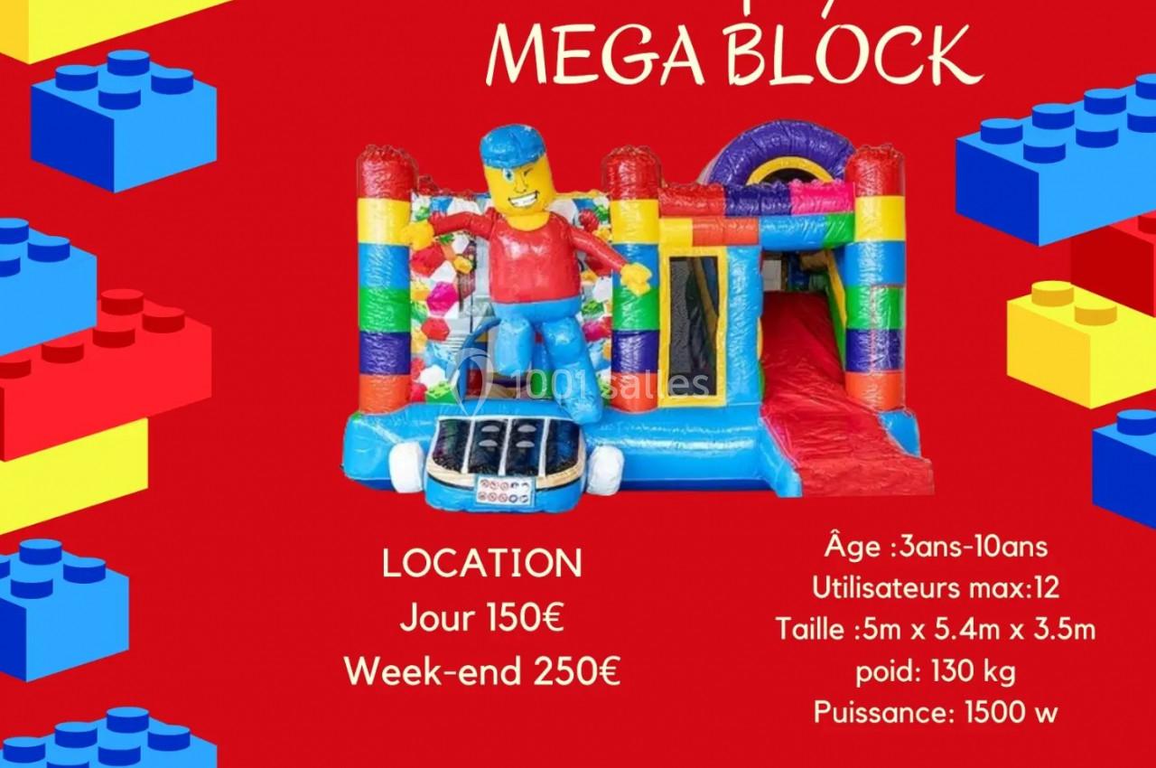 Structure gonflable colorée sur le thème des blocs de construction, avec figurine et toboggan intégré.