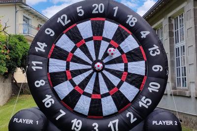 Structure gonflable jungle avec animaux et toboggan, entourée de feuilles, avec détails de location et caractéristiques.