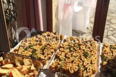 Matériel de sonorisation et d'éclairage installé sur deux tables recouvertes de nappes blanches dans une pièce lumineuse.