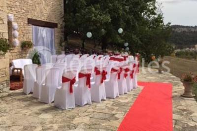 Matériel de sonorisation et d'éclairage installé sur deux tables recouvertes de nappes blanches dans une pièce lumineuse.