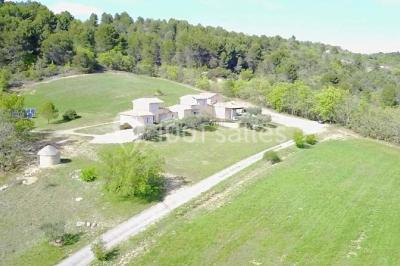 Matériel de sonorisation et d'éclairage installé sur deux tables recouvertes de nappes blanches dans une pièce lumineuse.