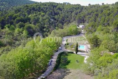 Matériel de sonorisation et d'éclairage installé sur deux tables recouvertes de nappes blanches dans une pièce lumineuse.