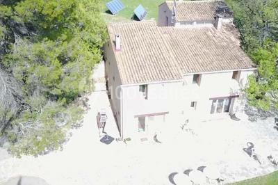 Matériel de sonorisation et d'éclairage installé sur deux tables recouvertes de nappes blanches dans une pièce lumineuse.