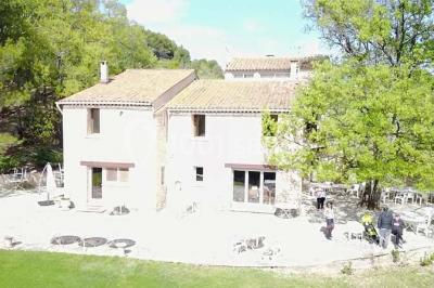 Matériel de sonorisation et d'éclairage installé sur deux tables recouvertes de nappes blanches dans une pièce lumineuse.
