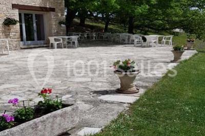 Matériel de sonorisation et d'éclairage installé sur deux tables recouvertes de nappes blanches dans une pièce lumineuse.