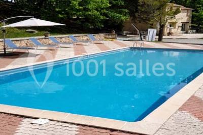 Matériel de sonorisation et d'éclairage installé sur deux tables recouvertes de nappes blanches dans une pièce lumineuse.