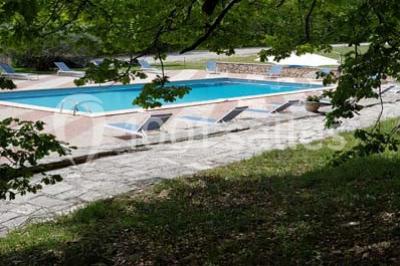 Matériel de sonorisation et d'éclairage installé sur deux tables recouvertes de nappes blanches dans une pièce lumineuse.