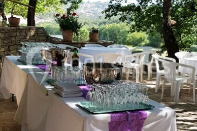 Matériel de sonorisation et d'éclairage installé sur deux tables recouvertes de nappes blanches dans une pièce lumineuse.