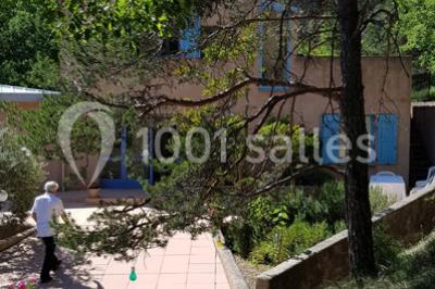 Matériel de sonorisation et d'éclairage installé sur deux tables recouvertes de nappes blanches dans une pièce lumineuse.