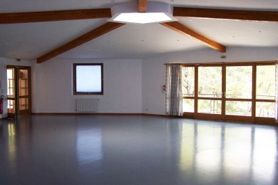 Matériel de sonorisation et d'éclairage installé sur deux tables recouvertes de nappes blanches dans une pièce lumineuse.