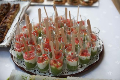 Matériel de sonorisation et d'éclairage installé sur deux tables recouvertes de nappes blanches dans une pièce lumineuse.