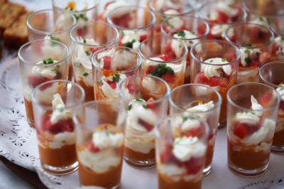 Matériel de sonorisation et d'éclairage installé sur deux tables recouvertes de nappes blanches dans une pièce lumineuse.