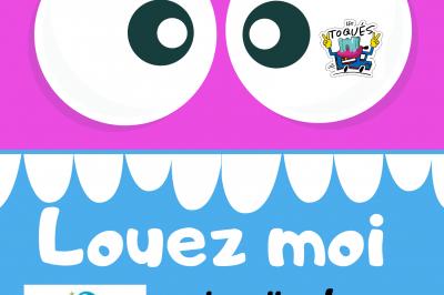 Miniature Le Rallye Loc #6 Un jeu de puissance 4 géant en bois placé sur une pelouse, à côté d'une girouette rouge sous des arbres.