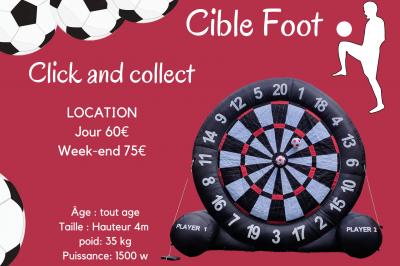 Miniature Le Rallye Loc #2 Un jeu de puissance 4 géant en bois placé sur une pelouse, à côté d'une girouette rouge sous des arbres.