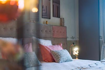 Vue d'une piscine entourée de végétation, avec un jacuzzi, des parasols et un paysage de campagne en arrière-plan.