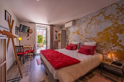 Vue d'une piscine entourée de végétation, avec un jacuzzi, des parasols et un paysage de campagne en arrière-plan.