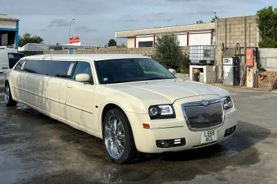 Limousine blanche sur une plateforme éclairée par des néons roses, avec texte ’Offre exclusive’ et prix affiché.