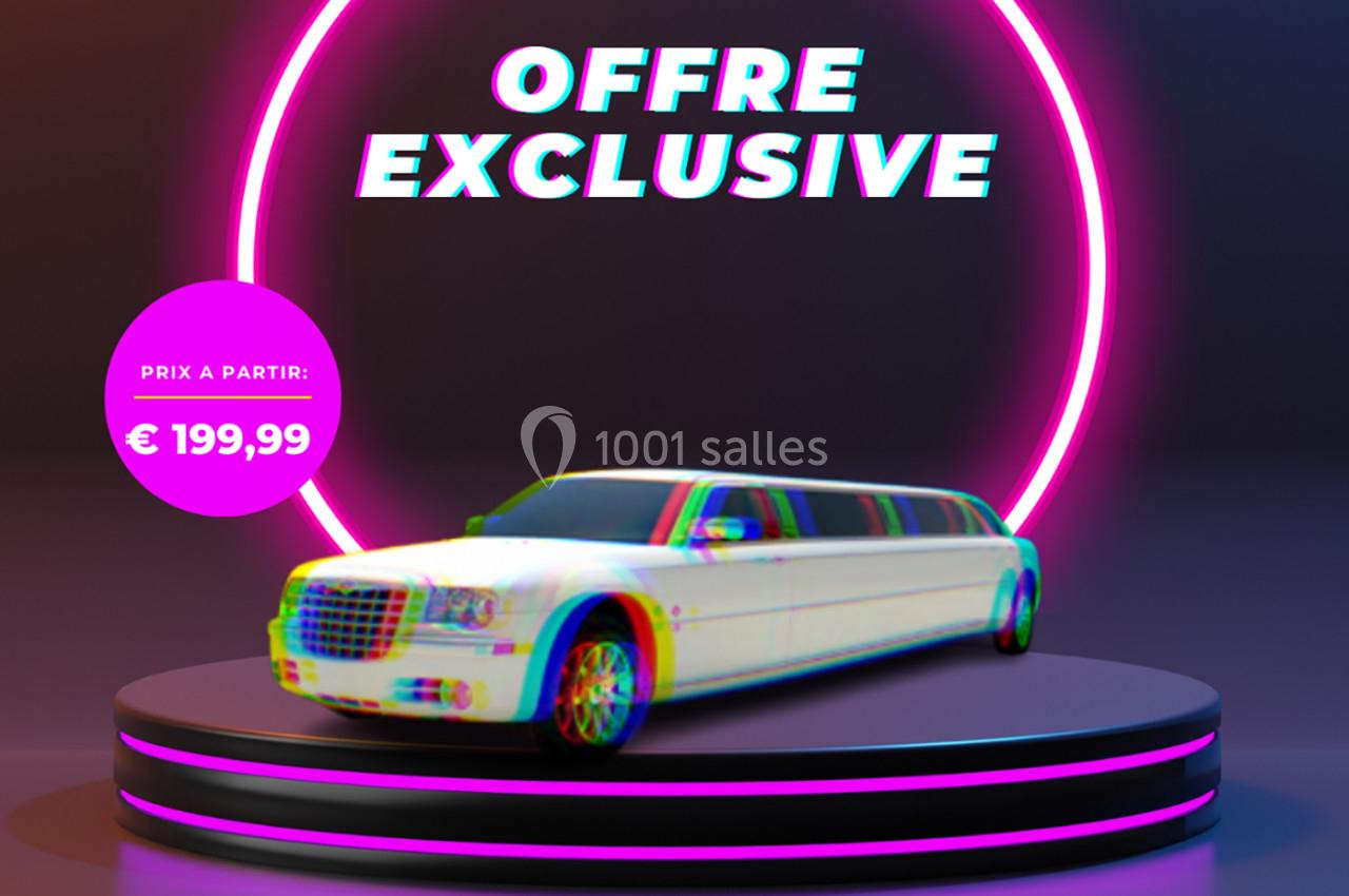 Limousine blanche sur une plateforme éclairée par des néons roses, avec texte ’Offre exclusive’ et prix affiché.