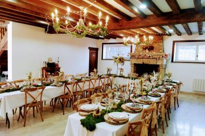 Train en bois pour enfants sur une pelouse, avec une tour en pierre et des arbres en arrière-plan au coucher du soleil.