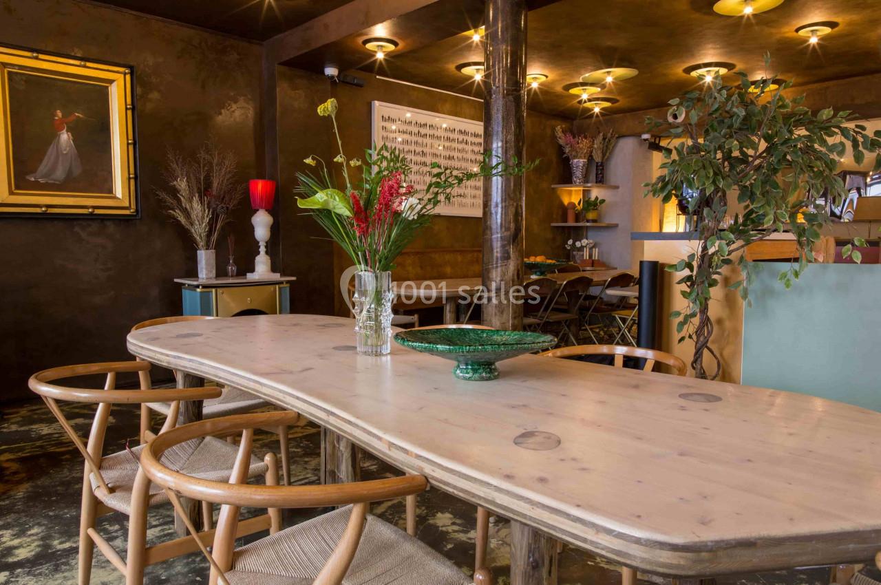 Grande Table d'hôte dans l'espace restaurant