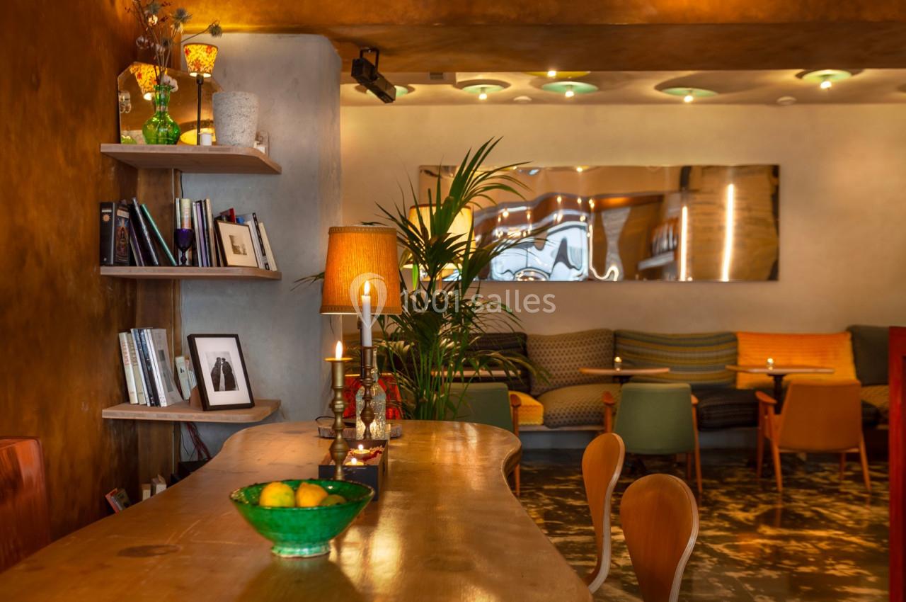 Petite table d'hôte et banquettes