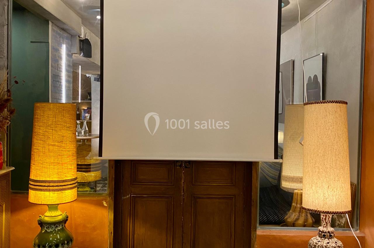 Salle de réunion avec écran et rétro projecteur