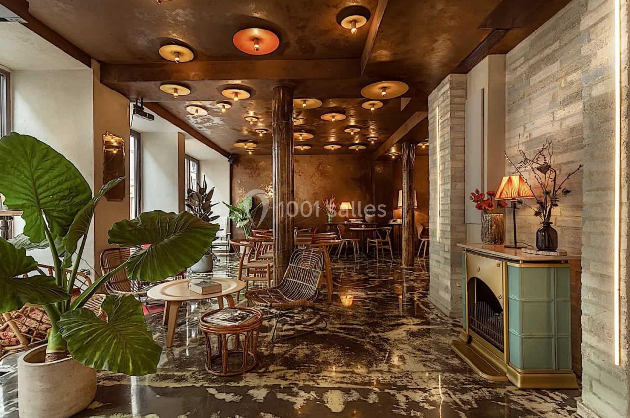 Salle du rez-de-chaussée vers l'extérieur