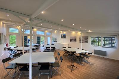 Vue nocturne de Paris avec la Seine, la tour Eiffel illuminée et un ballon captif dans le ciel.