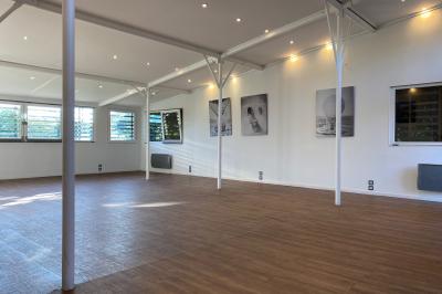 Vue nocturne de Paris avec la Seine, la tour Eiffel illuminée et un ballon captif dans le ciel.